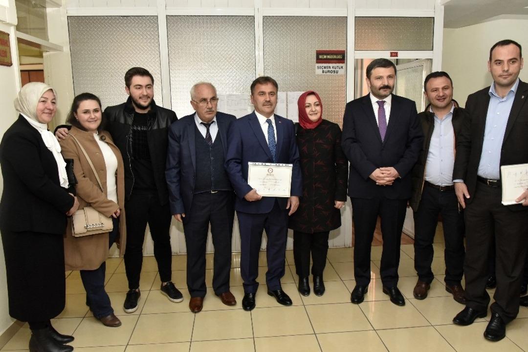 Başkan &Ccedil;imen mazbatasını aldı, kurban kesti