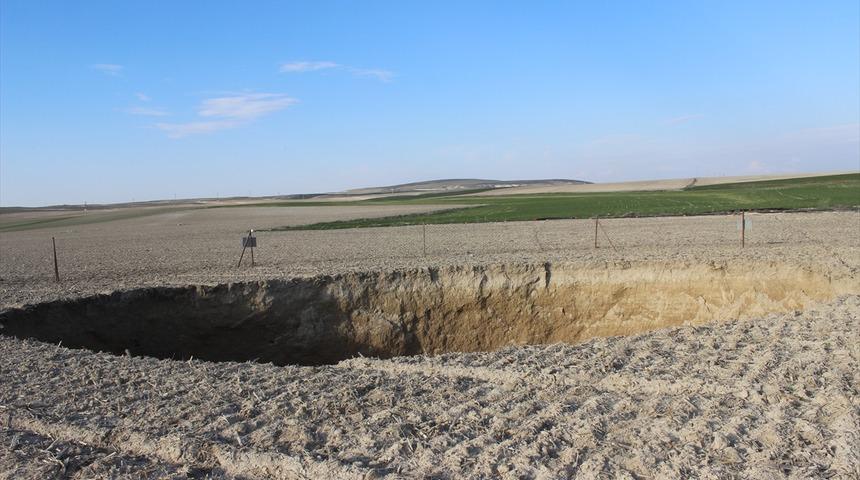 Konya'da 30 metre çapında obruk oluştu