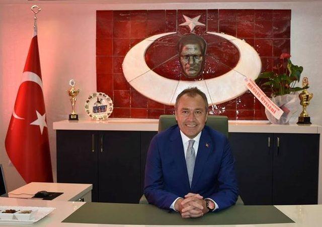 Başkan Savaş, mazbatasını alıp göreve başladı