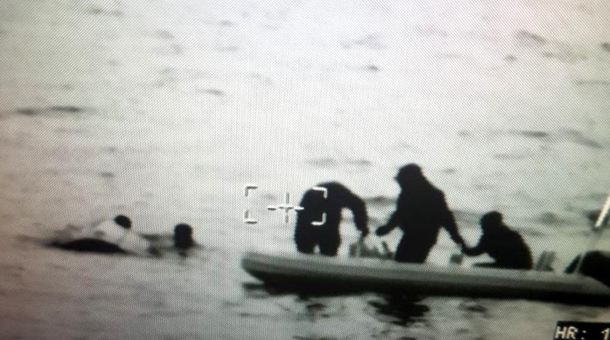 Boğulmak &uuml;zere olan m&uuml;ltecileri Sahil G&uuml;venlik kurtardı