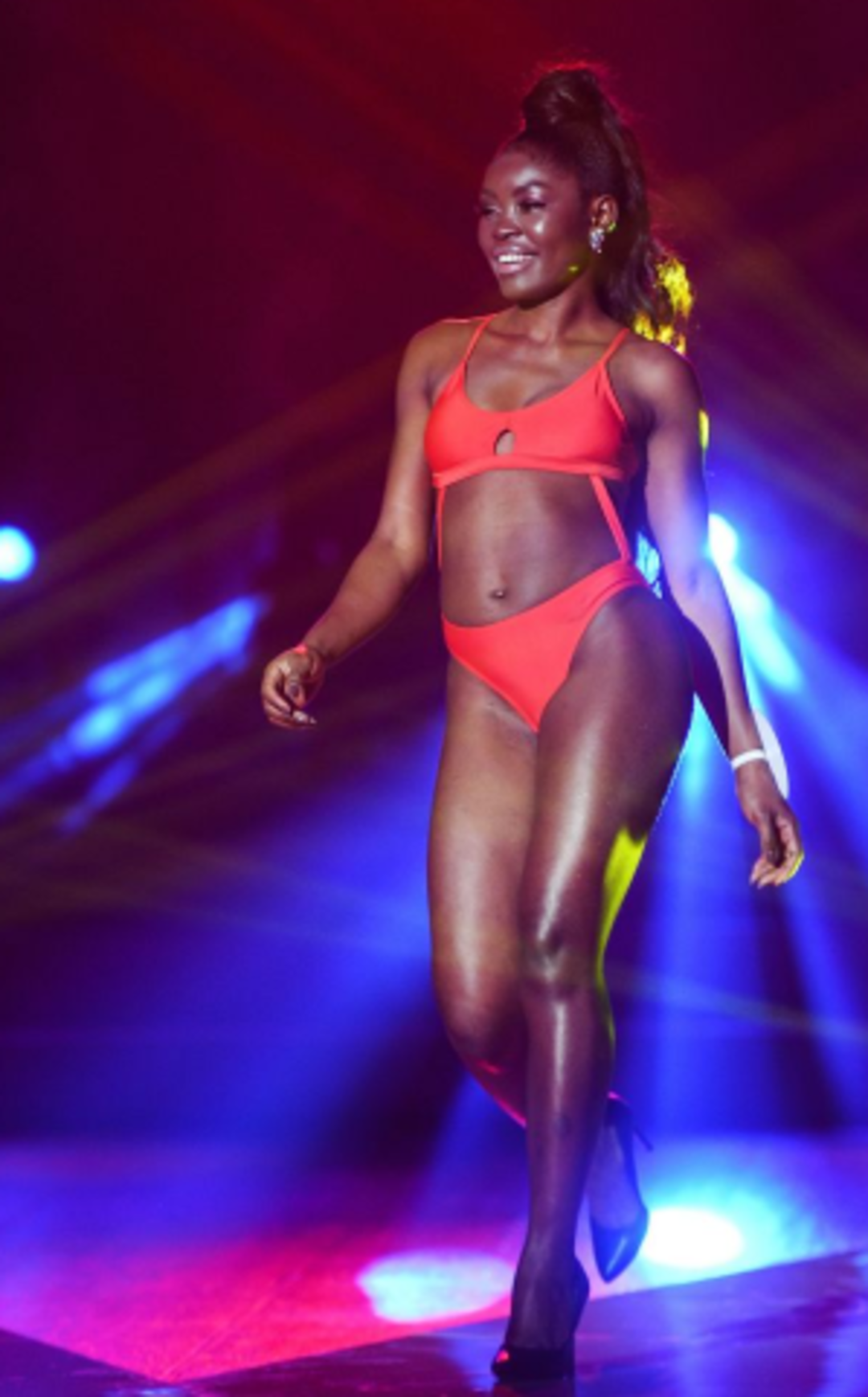 Moskova'da kısa boylu g&uuml;zeller yarıştı 