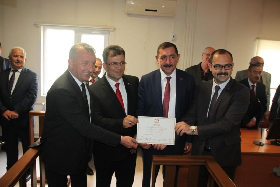 Tosya Belediye Başkanı se&ccedil;ilen Kavalıgil, mazbatasını aldı