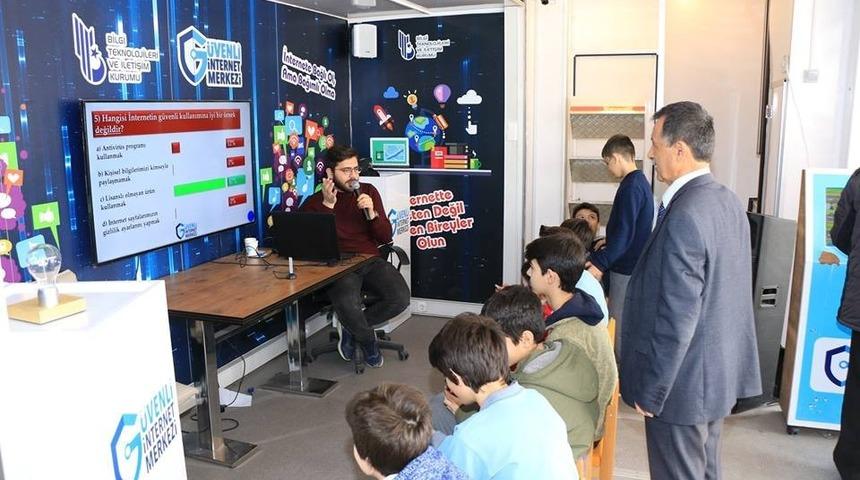 BTK G&uuml;venli İnternet Tırı Amasyalı &ouml;ğrencilerle buluştu