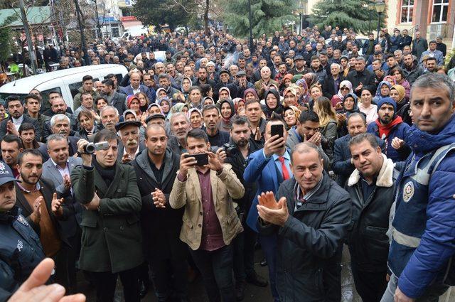 Besni Belediye Başkanı Mehmet Emre mazbatasını aldı