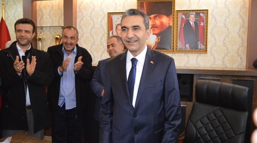 Besni Belediye Başkanı Mehmet Emre mazbatasını aldı