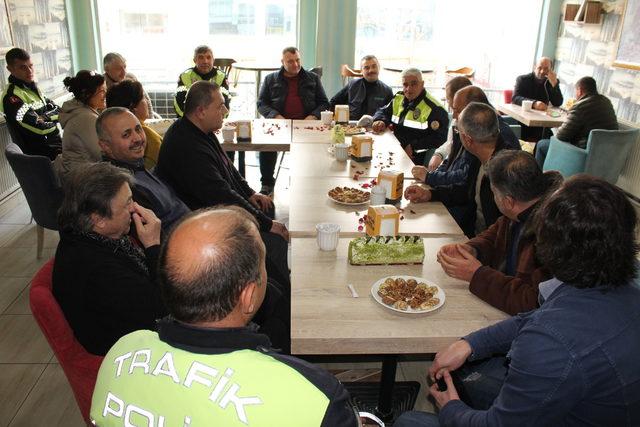 18 yıldır aynı bölgede görev yapan trafik polisine emeklilik pastası