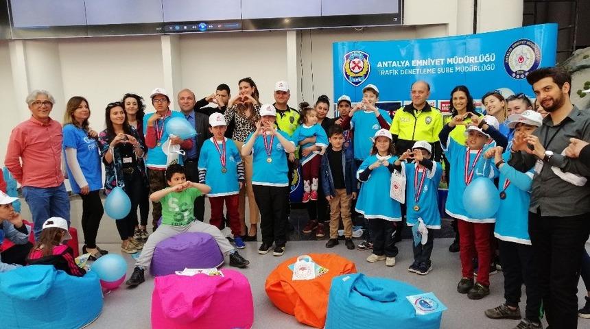 Antalya Polisi &ldquo;Otizm Eksiklik Değil, Farklılıktır&rdquo; sloganı ile otizmli &ccedil;ocuklarla buluştu