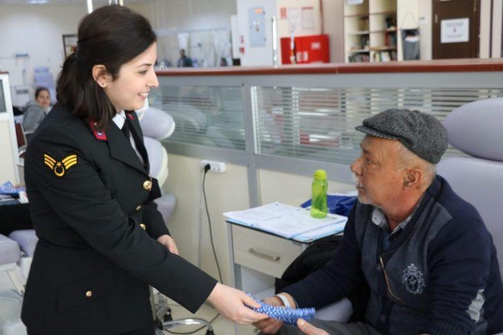 Aydın jandarması kanser hastalarının gönlünü aldı G3