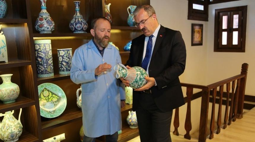 Vali&rsquo;den &ccedil;ini sanat&ccedil;ıları İsmail Yiğit ve Muzaffer &Ccedil;elik&rsquo;e ziyaret