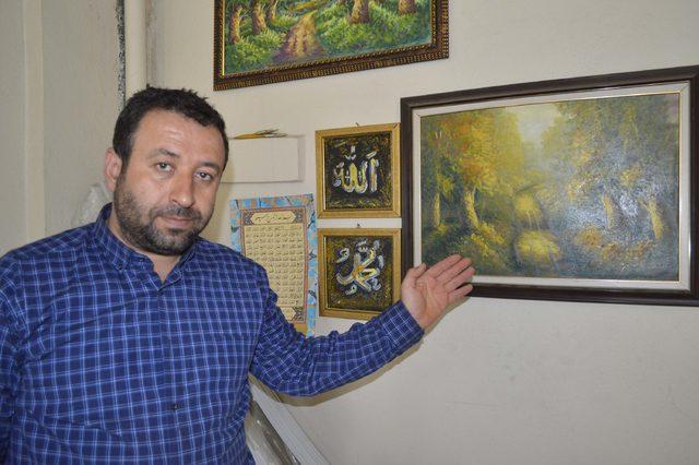 Çerçeve yaptığı resimlere özenip ressam oldu