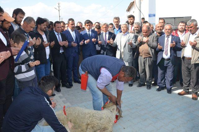 Günyüzü Belediye Başkanı Menderes Durgut mazbatasını aldı