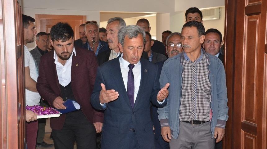 G&uuml;ny&uuml;z&uuml; Belediye Başkanı Menderes Durgut mazbatasını aldı