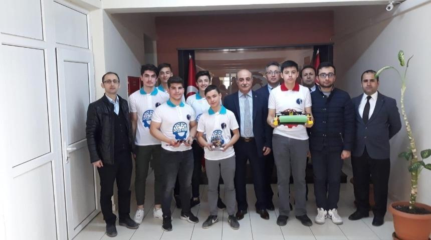 Kaynarca&rsquo;da Robot Kul&uuml;b&uuml; &ouml;ğrencileri yarışmaya hazırlanıyor