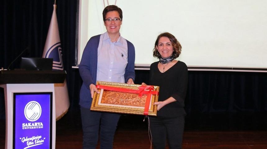 SA&Uuml;&rsquo;de, &rsquo;G&ouml;rsel ve yazılı medyada gıdalar hakkında bilgi kirliliği&rsquo; adlı konferans d&uuml;zenlendi