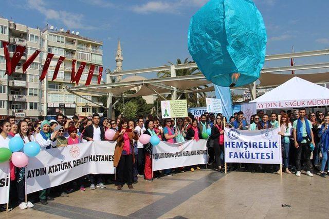 Kansere dikkat çekmek için yürüyen sağlıkçılar dilek balonu uçurdu