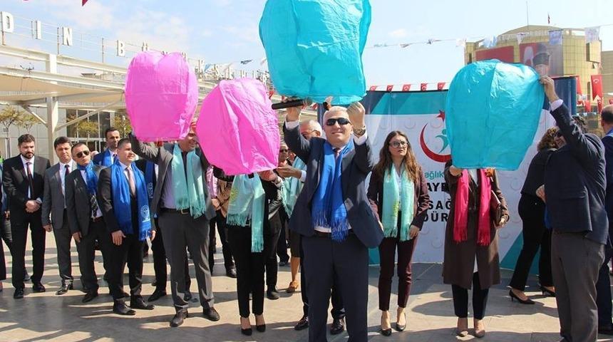 Kansere dikkat çekmek için yürüyen sağlıkçılar dilek balonu uçurdu