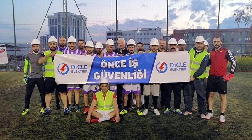 Farkındalık için sahaya baretle çıktılar