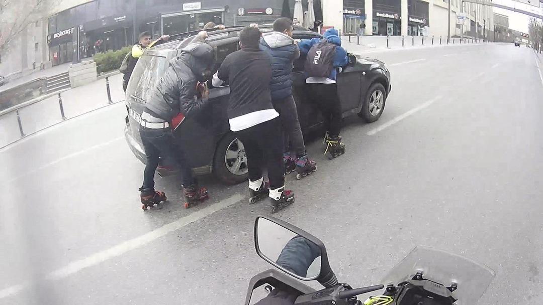 Dolmabah&ccedil;e'de patenli gen&ccedil;lerin tehlikeli oyunu