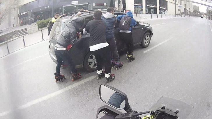 Dolmabahçe'de patenli gençlerin tehlikeli oyunu G4