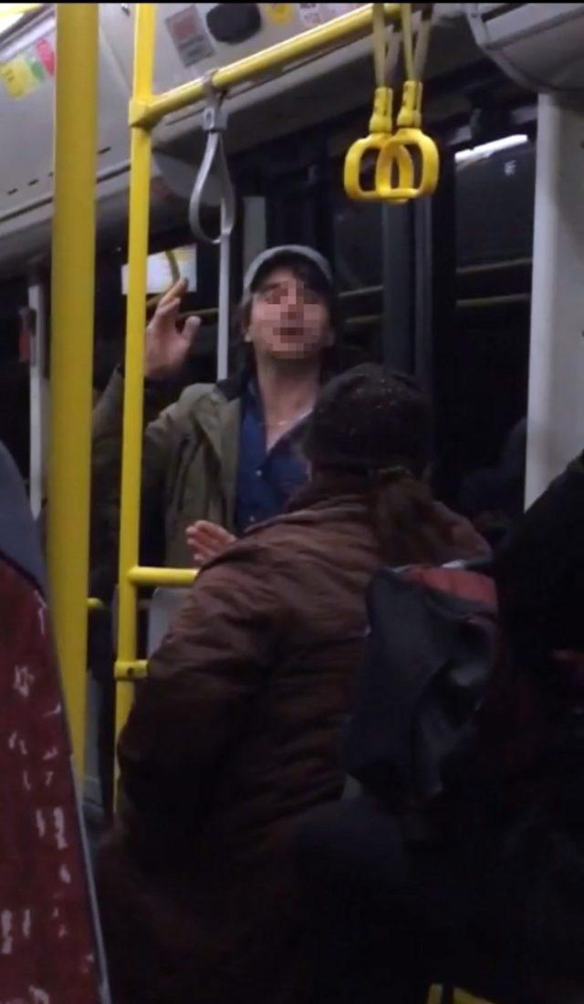 (Özel) Halk otobüsünde gencin yaşlı kadına hakareti kamerada