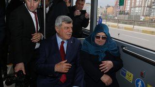 Başkanlığı devretti, evine otobüsle gitti