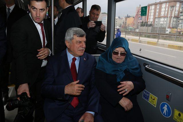 Başkanlığı devretti, evine gitmek için belediye otobüsüne bindi