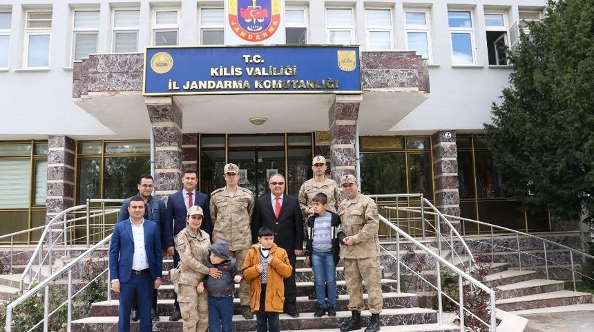 Kilis&rsquo;te jandarmadan otizme karşı mavi ışık