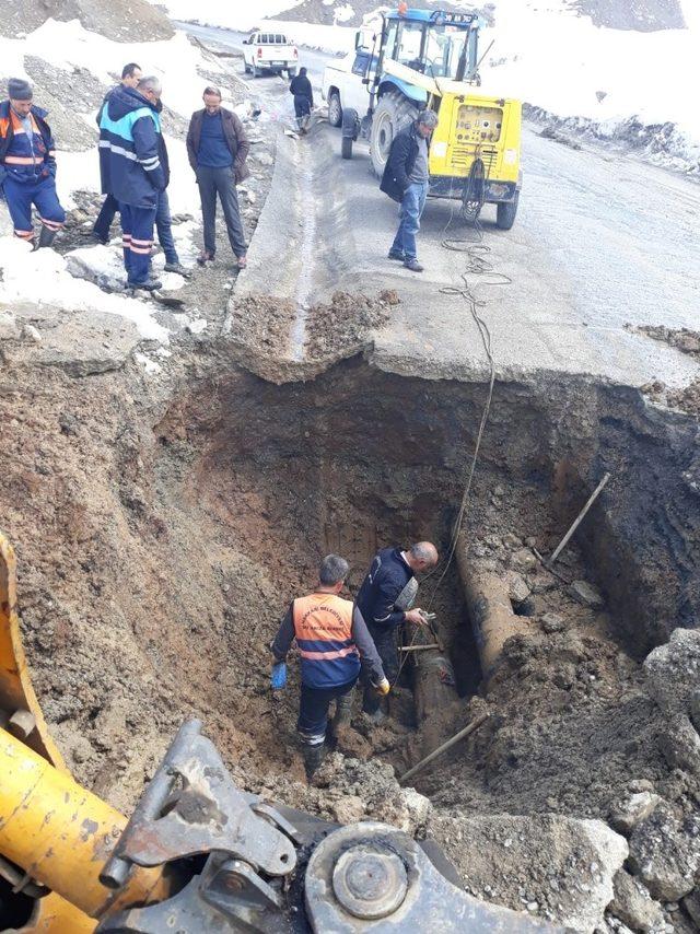 Hakkari’de su arızalarıyla mücadele çalışması