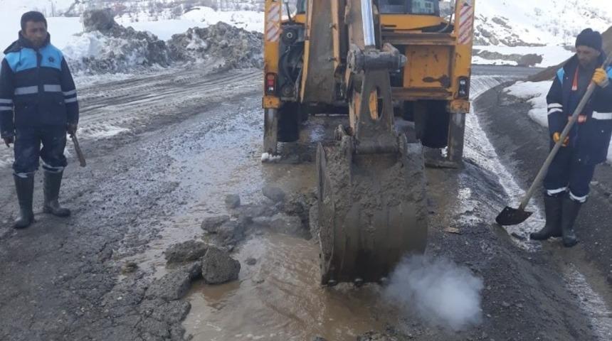 Hakkari&rsquo;de su arızalarıyla m&uuml;cadele &ccedil;alışması