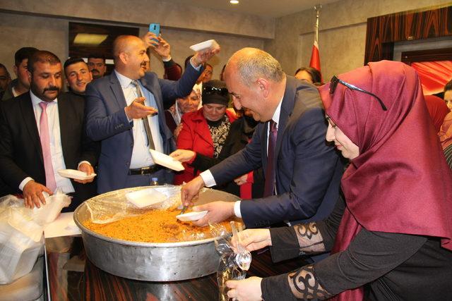 Eşi makamında gün yapan vakıf müdürü başkan oldu, ilk iş olarak kısır dağıttı