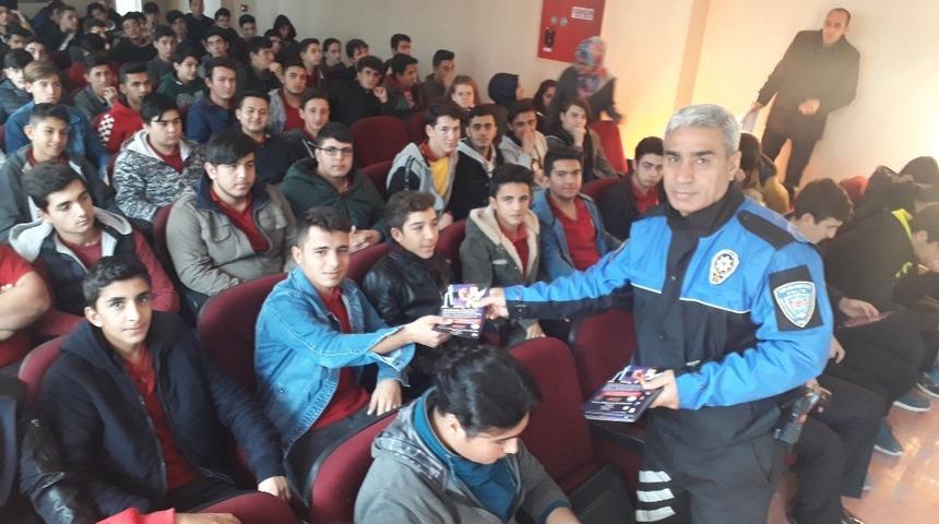 &Ouml;ğrenciler &rsquo;g&uuml;venli internet&rsquo; konusunda bilgilendirildi