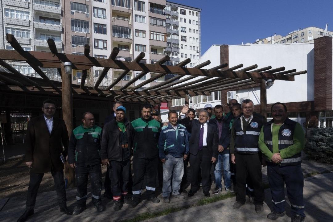 Başkan Memduh B&uuml;y&uuml;kkılı&ccedil; mesaiye personel ziyareti ile başladı, ALO 153 &Ccedil;ağrı Merkezi&rsquo;nde vatandaşın talebini dinledi
