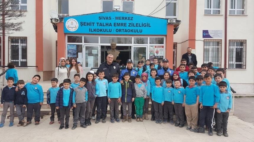 555 &ouml;ğrenciye g&uuml;venli arkadaş se&ccedil;imi anlatıldı