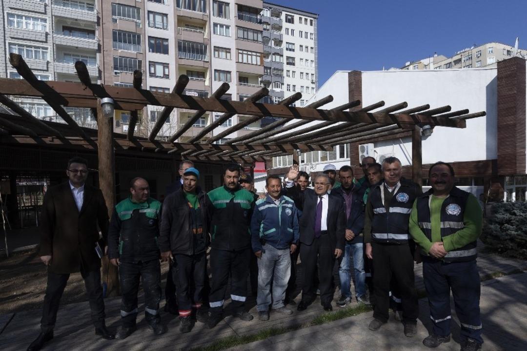 Başkan Memduh B&uuml;y&uuml;kkılı&ccedil; mesaiye personel ziyareti ile başladı, ALO 153 &Ccedil;ağrı Merkezi&rsquo;nde vatandaşın talebini dinledi