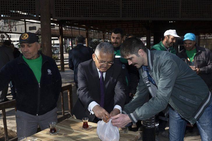 Başkan Memduh Büyükkılıç mesaiye personel ziyareti ile başladı, ALO 153 Çağrı Merkezi’nde vatandaşın talebini dinledi G3