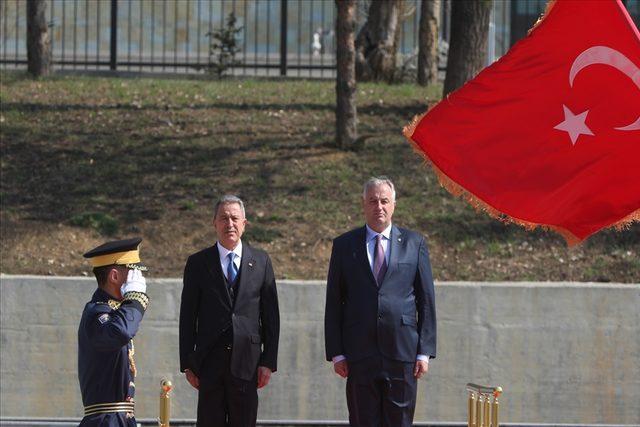 Bakan Akar, Kosova’da askerî törenle karşılandı