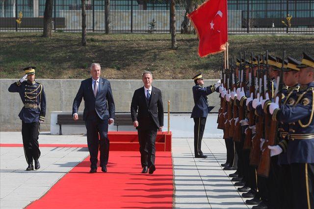 Bakan Akar, Kosova’da askerî törenle karşılandı