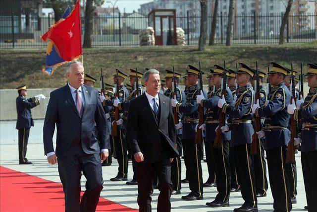 Bakan Akar, Kosova’da askerî törenle karşılandı