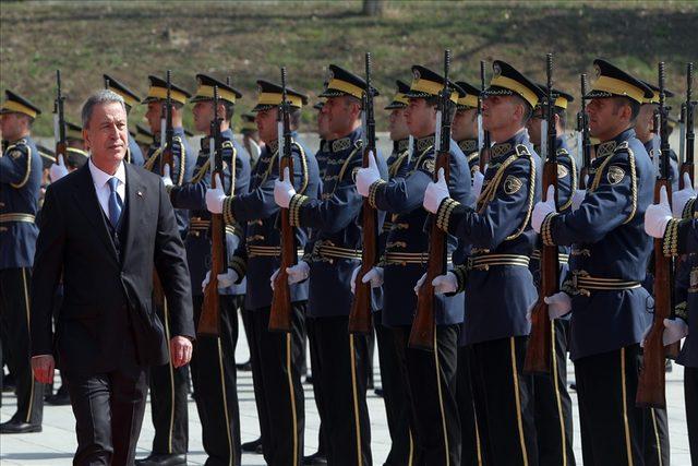 Bakan Akar, Kosova’da askerî törenle karşılandı