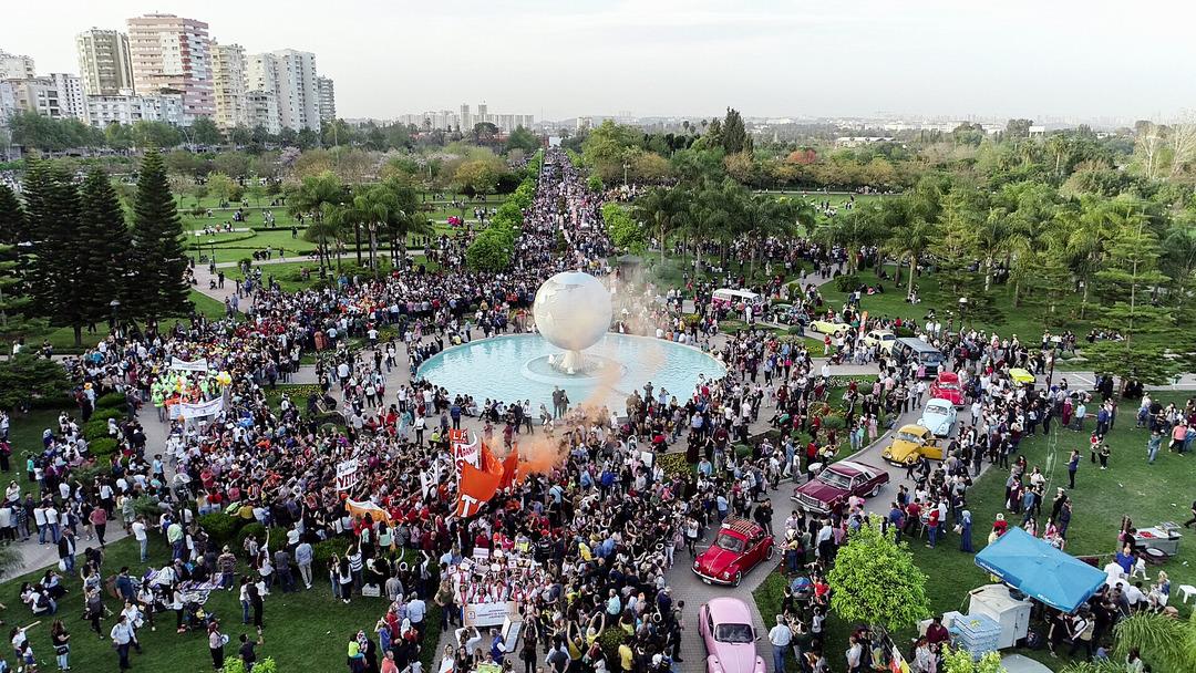 Binlerce kişi Adana'ya gidiyor! Portakal &Ccedil;i&ccedil;eği Karnavalı kentte adım atacak  yer bırakmadı