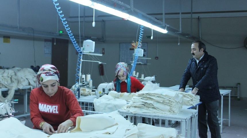 Siirtli kursiyerler meslek &ouml;ğrenip para kazanıyor