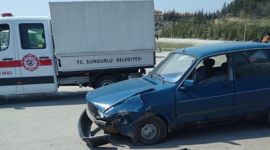 Kavşakta iki otomobil &ccedil;arpıştı: 2 yaralı