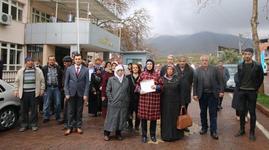 Bağımsız girip se&ccedil;imi kazanan Fethiye Atlı mazbatasını aldı