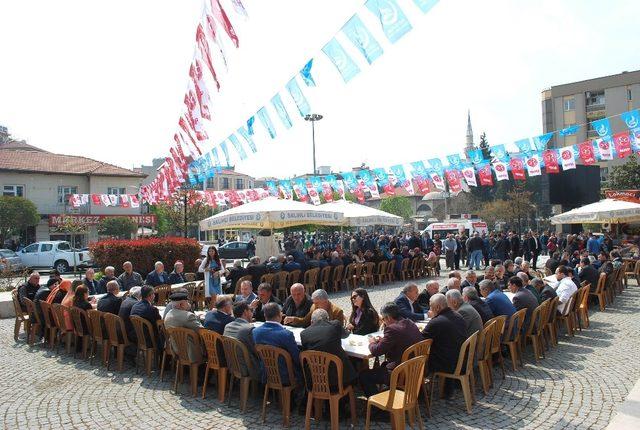 Salihli’de Türkeş anısına lokma döküldü