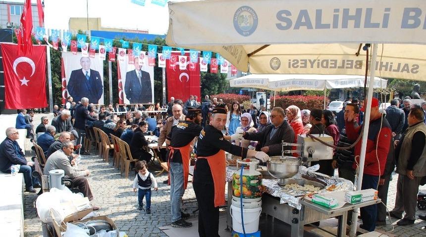 Salihli&rsquo;de T&uuml;rkeş anısına lokma d&ouml;k&uuml;ld&uuml;