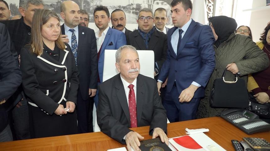 Demirtaş koltuğa oturdu