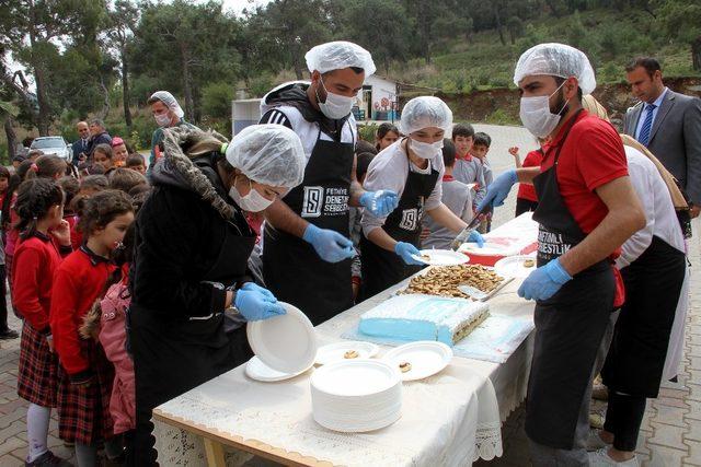 Hükümlülerden öğrencilere pasta ikramı