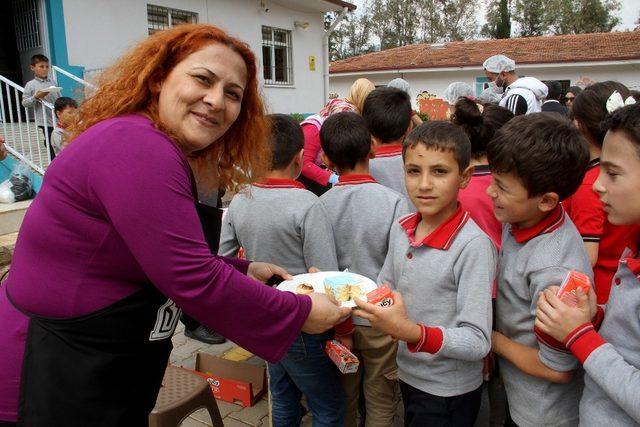 Hükümlülerden öğrencilere pasta ikramı