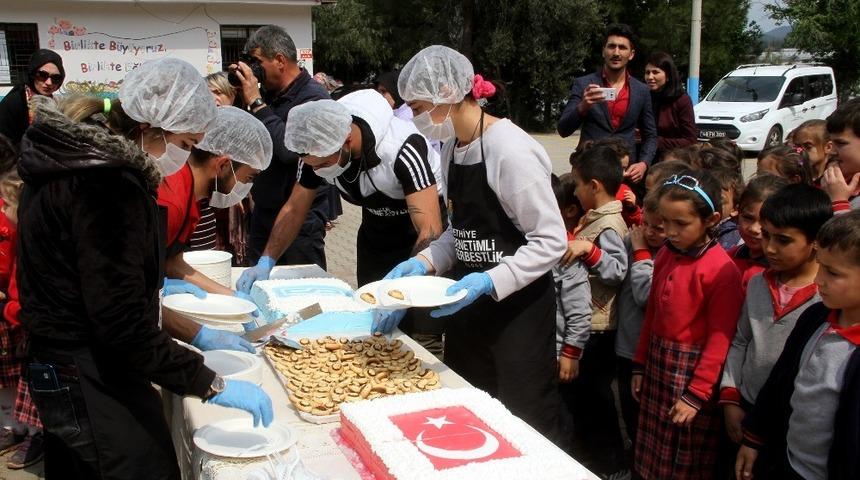 H&uuml;k&uuml;ml&uuml;lerden &ouml;ğrencilere pasta ikramı