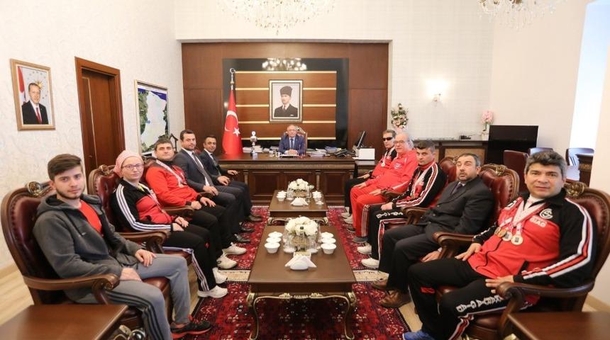 Vali Nayir Şampiyon G&ouml;rme Engellileri tebrik etti